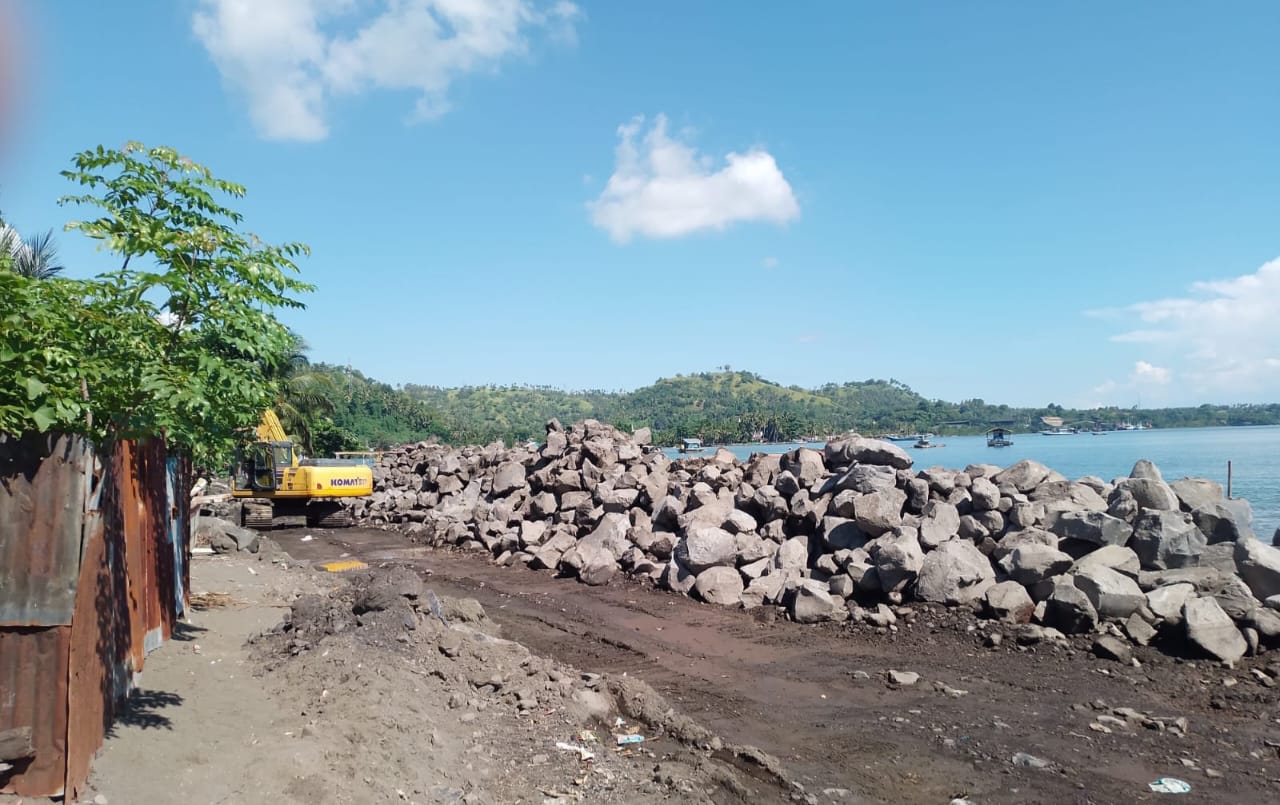 Pekerjaan pembangunan pengaman pantai di Minsel diduga menggunakan solar subsidi.