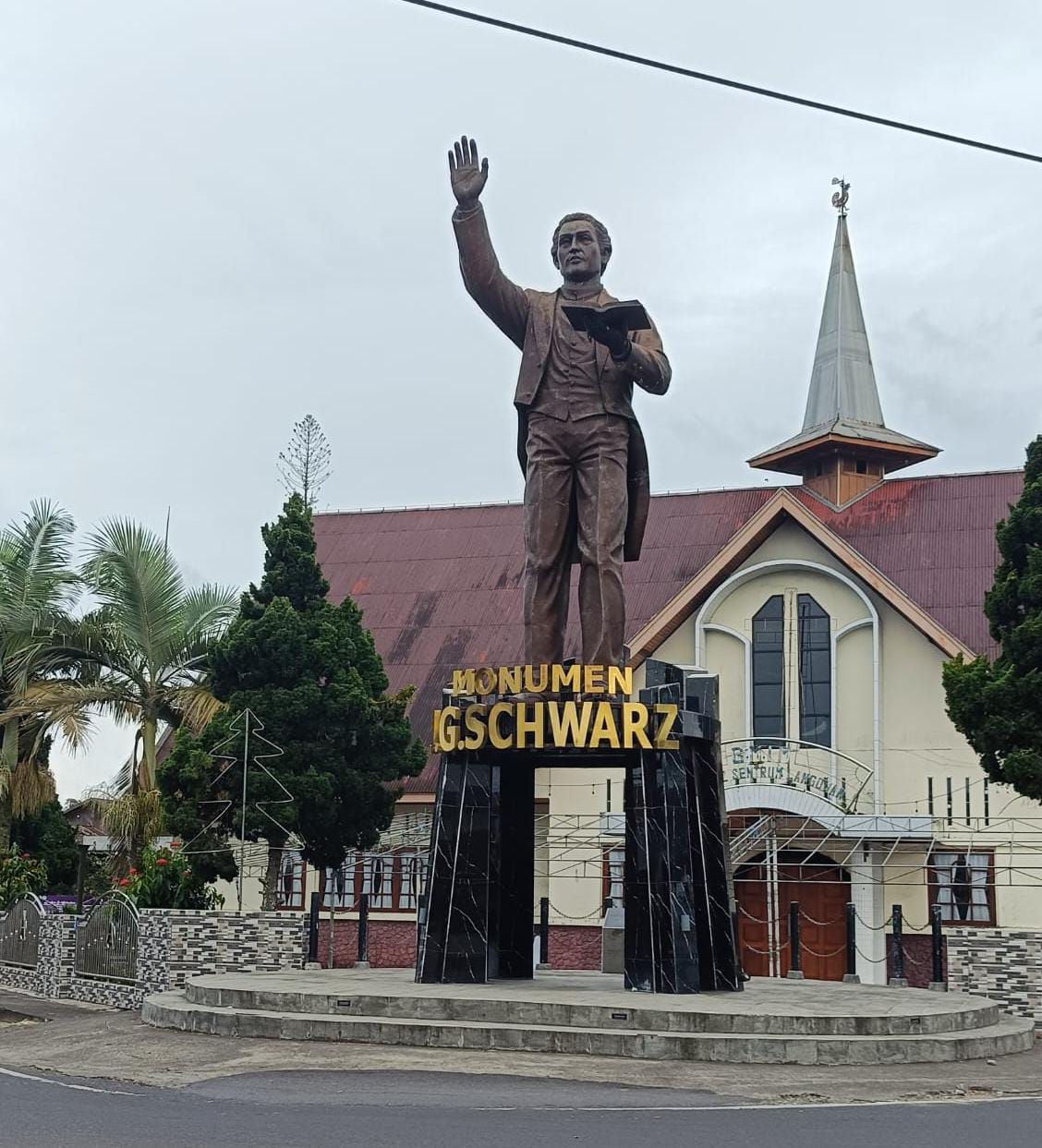Monumen Schwarz yang menjadi simbol Kota Langowan