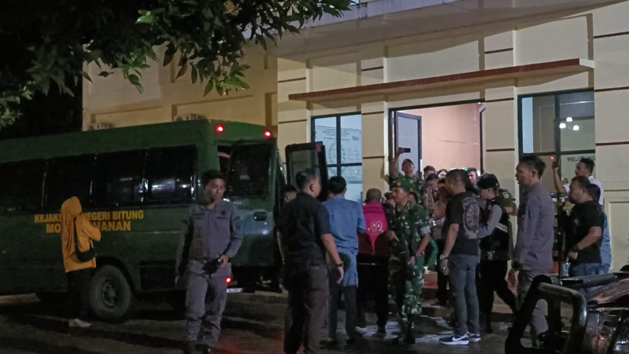 Sejumlah tersangka kasus dugaan korupsi perjalanan dinas DPRD TA 2022&ndash;2023&nbsp;&nbsp;ditahan Kejari Bitung.(Franky Sumaraw/MP)