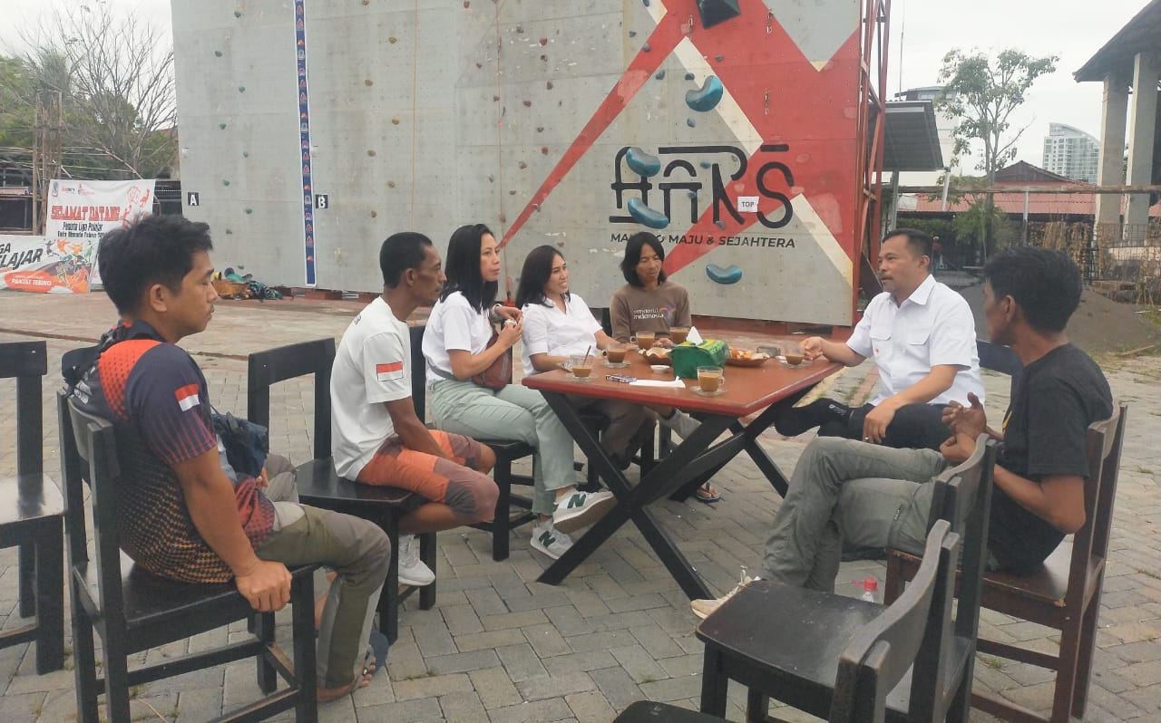 Ketua FPTI Sulut saat memantau lokasi pelaksanaan Kejurnas Seri 1 Panjat Tebing di Taman Berkat Manado.