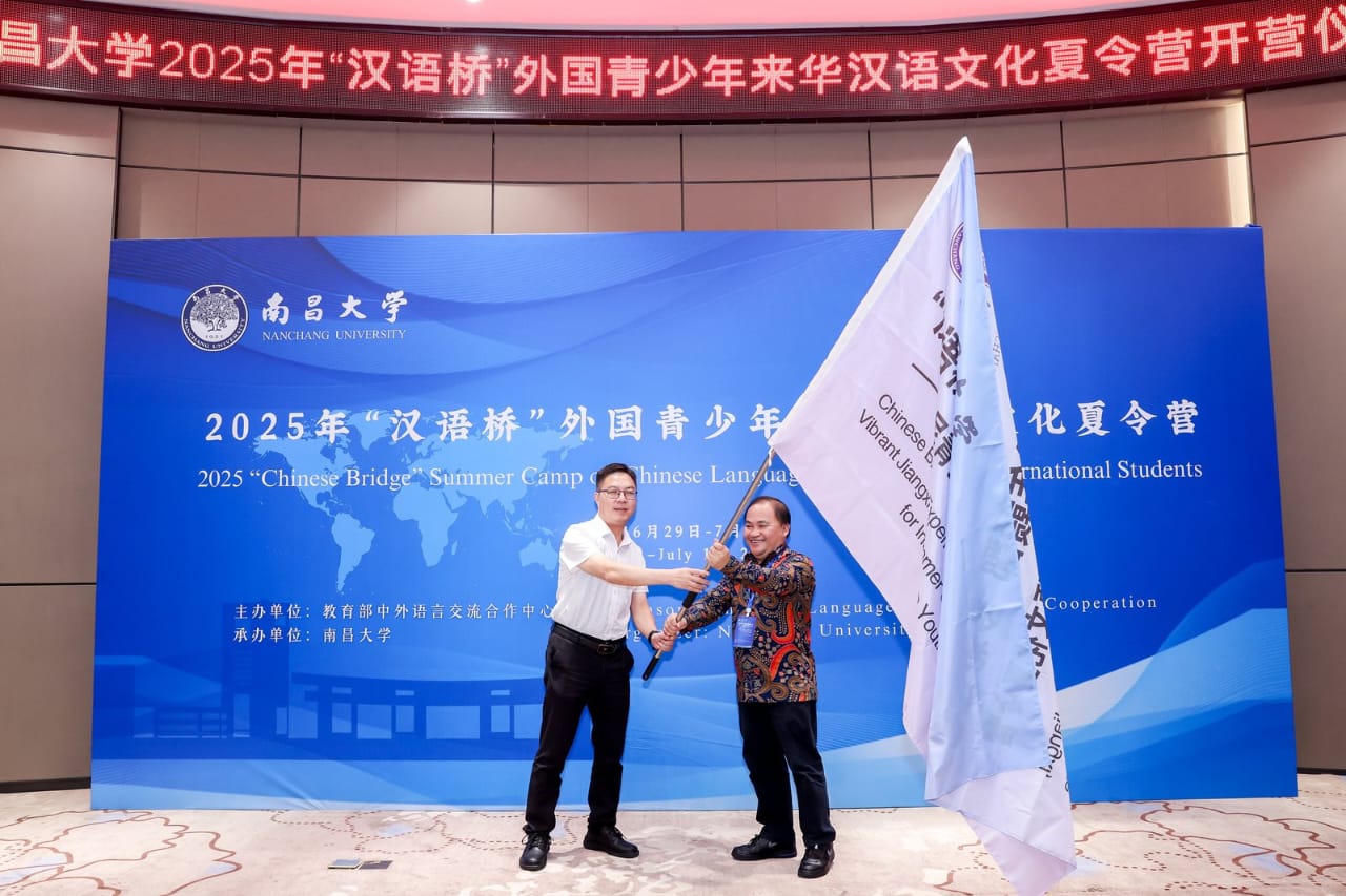 Direktur Lokon Chinese Teaching Site Jimmy Pontoan (kanan) bersama perwakilan dari Nanchang University.
