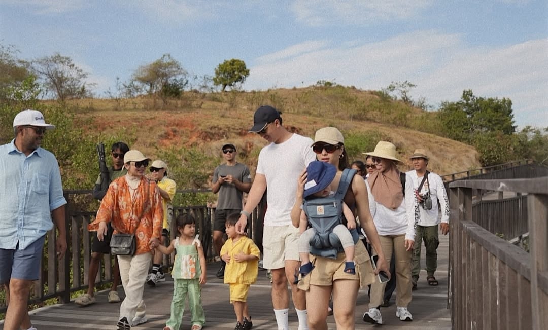 Pasangan pengusaha dan selebriti Indonesia Indra Priawan dan Nikita Willy menghabiskan waktu liburan di Labuan Bajo, Nusa Tenggara Timur