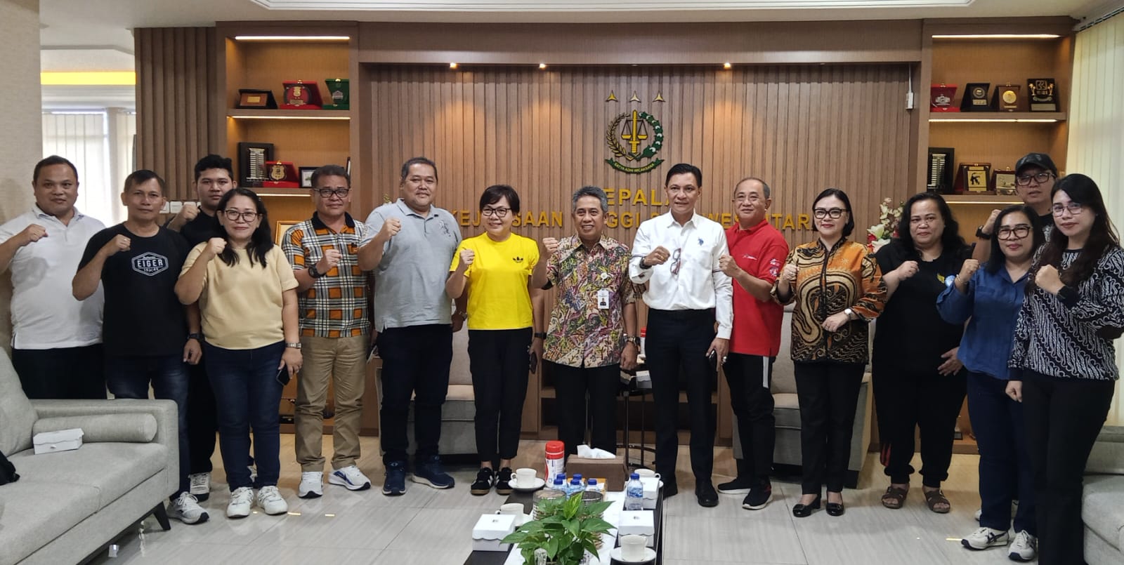 Ketua Umum Panitia Kejurnas Anggar Antar Pelajar Dr Andi Muhammad Taufik bersama jajaran panitia usai rapat.(Franky Sumaraw/MP)