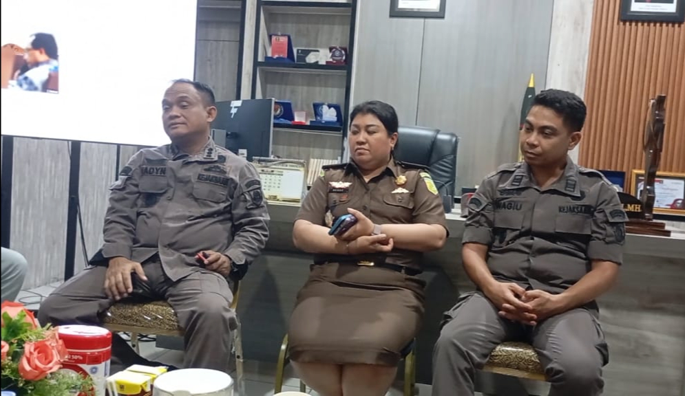 Dari kiri ke kanan, Kajari Bitung Dr Yadyn Palebangan SH MH, Kasi Pidsus Zulhia Manise SH dan Kasi Intelijen Justisi Wagiu SH MH.(Dok Istimewa)