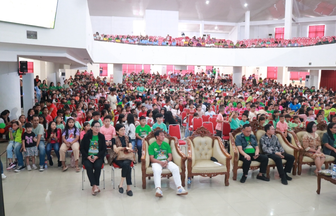 GMIM Canangkan Bulan Peduli Anak, Panitia berikan 3 kursi roda dan 3 alat bantu dengar untuk anak yang butuh   dan 1.000 paket KFC dan 800&nbsp;paket&nbsp;makanan.
