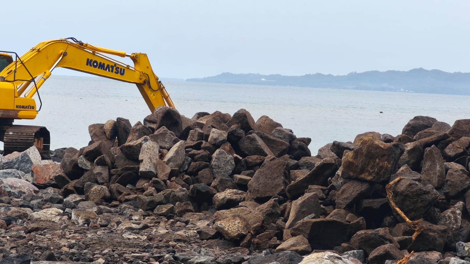 Pembangunan pengaman Pantai Ranoyapo, Amurang, Minahasa Selatan.