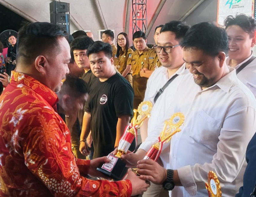Camat Franky Mantis menerima piala juara.