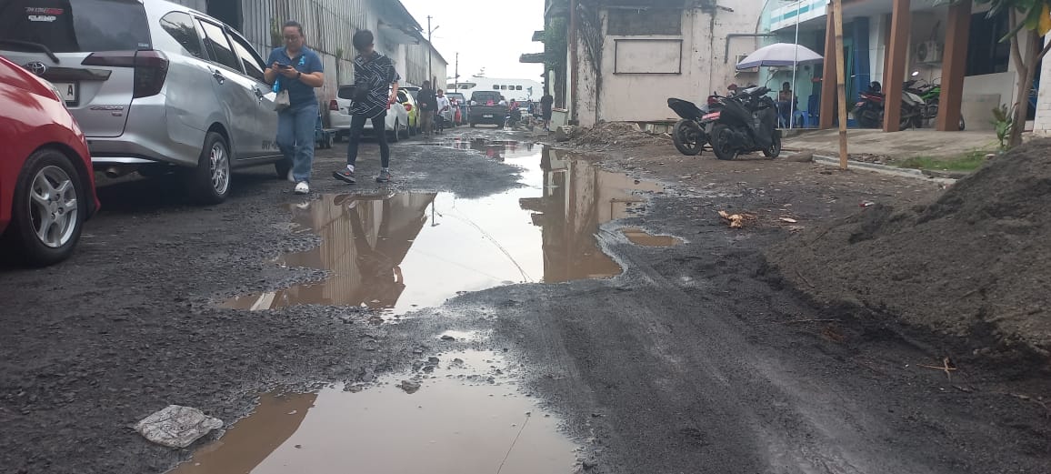 Kondisi terkini jalan Pelabuhan Kota Manado, Sulawesi Utara.