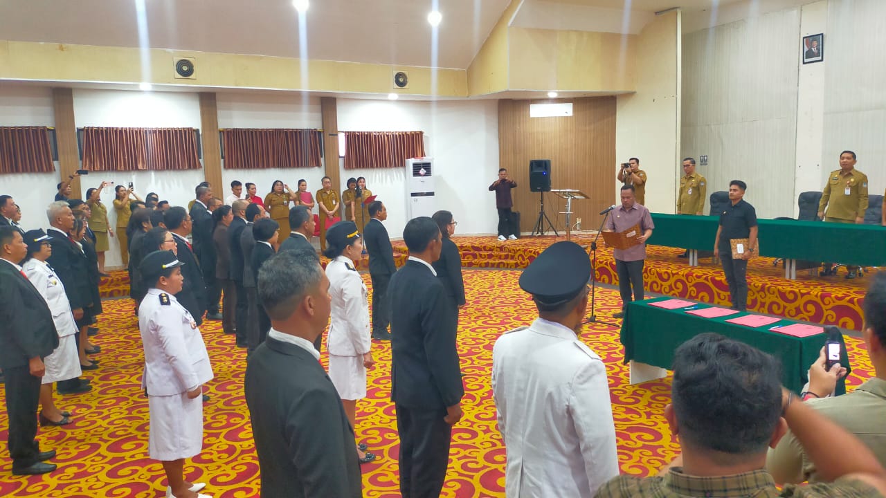 Wakil Wali Kota saat melantik sejumlah pejabat di lingkungan Pemkot Manado, Selasa (15/7)