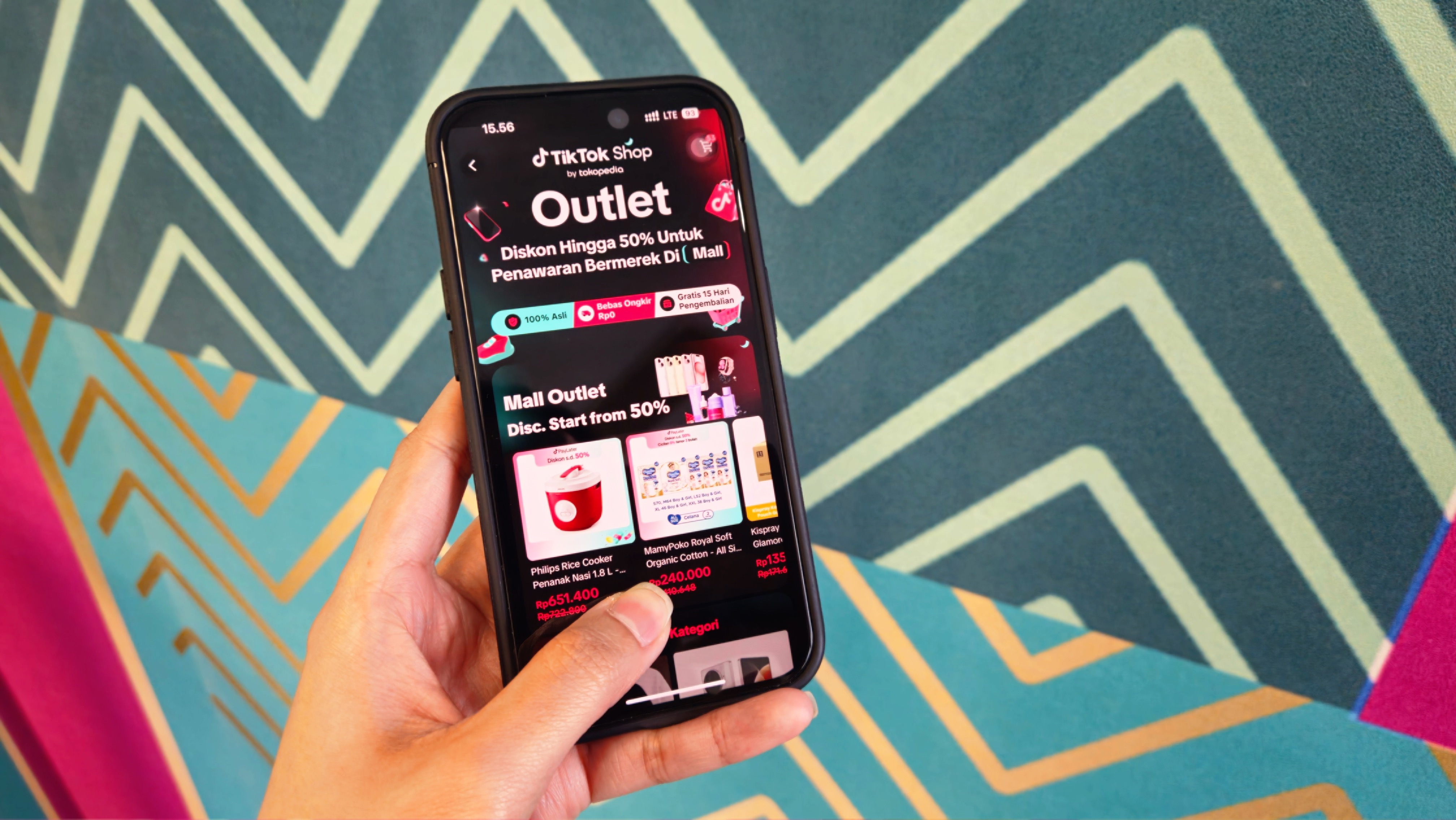 Penjual &lsquo;Mall&rsquo; di TikTok Shop by Tokopedia alami lonjakan transaksi hingga 15x lipat berkat kepercayaan konsumen pada produk resmi dan asli.