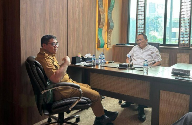 Tampak pertemuan antara Wakil Bupati Heronimus Makainas dengan Komisaris Independen PT PLN Andi Arief berjalan hikmat di Kantor Pusat PLN Jakarta, Selasa (24/6/25).