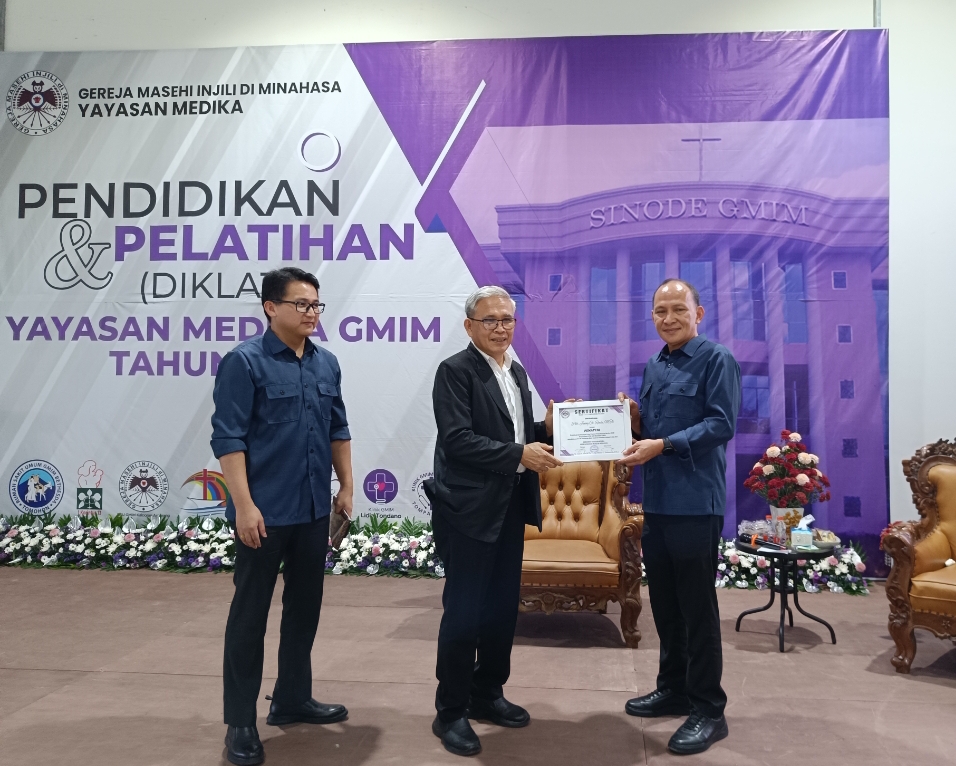 Penyerahan sertifikat oleh Ketua Yayasan Medika GMIM Pdt John Slat ke Ketua BPMS Pdt Janny Rende di kegiatan pendidikan dan pelatihan dari Jemaat Inspirasi Tomohon