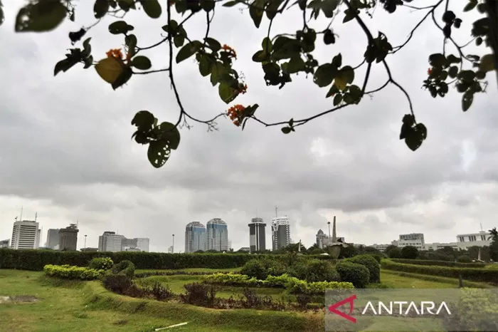Cuaca cerah berawan di kawasan Monumen Nasional (Monas) Jakarta