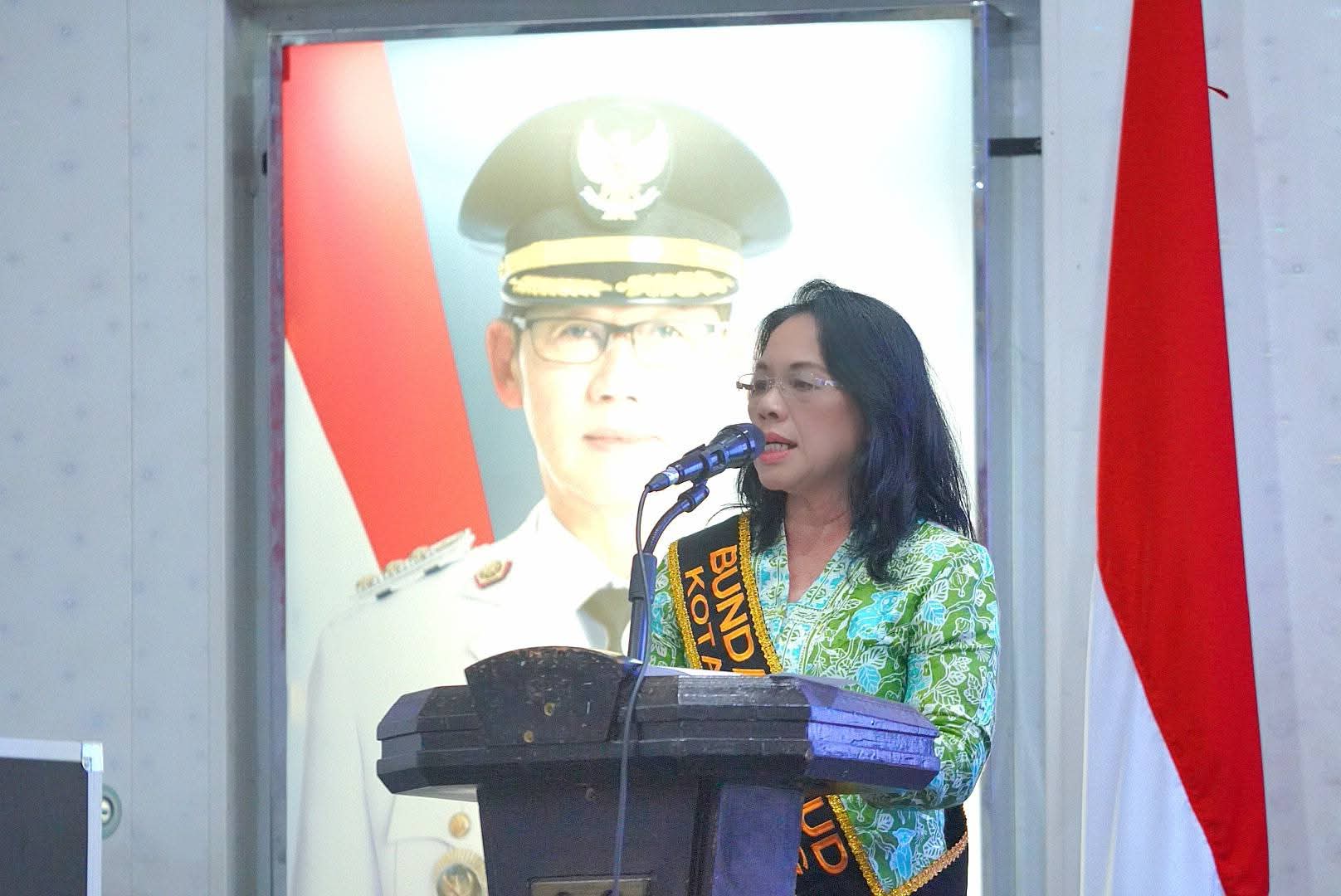 Bunda PAUD Kota Bitung Ellen Honandar Sondakh mengukuhkan Bunda PAUD tingkat kecamatan dan kelurahan.(Dok Istimewa)