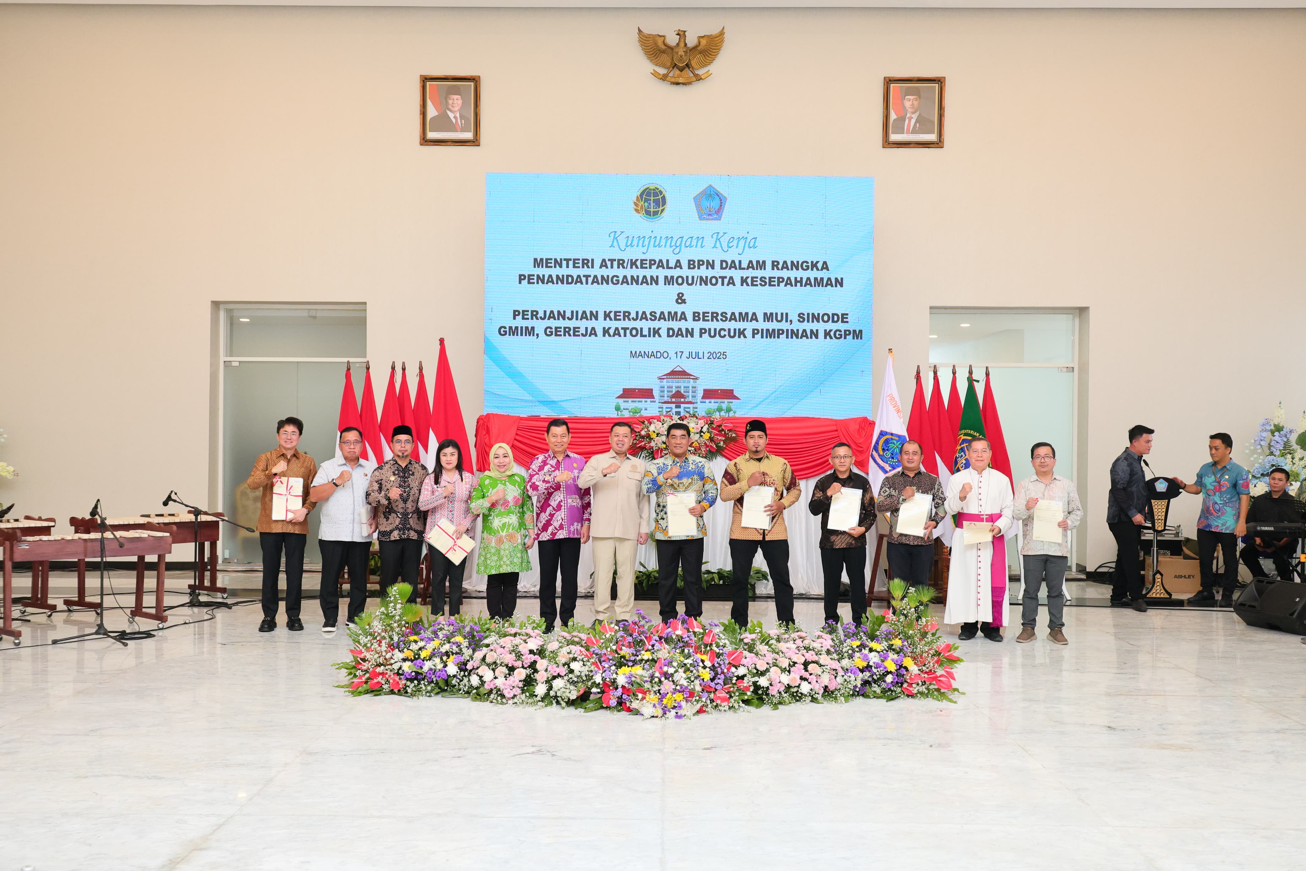 Menteri ATR/BPN Nusron Wahid saat menyerahkan sertifikat kepada pemerintah daerah dan juga lembaga lintas agama di Sulut, Kamis (17/7/2025)