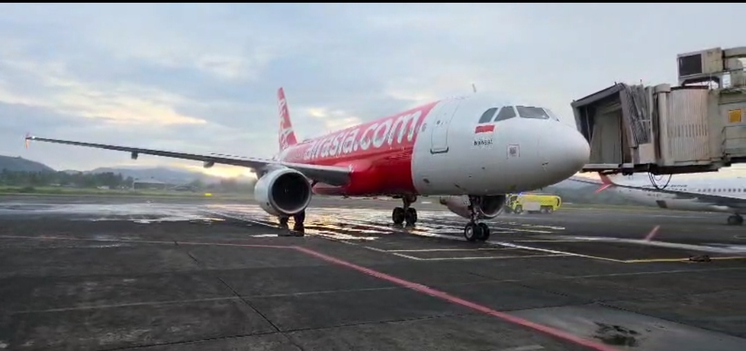 Indonesia Air Asia bersiap terbang dengan tujuan Jakarta dari Bandara Internasional Samrat Manado, Kamis (17/7).