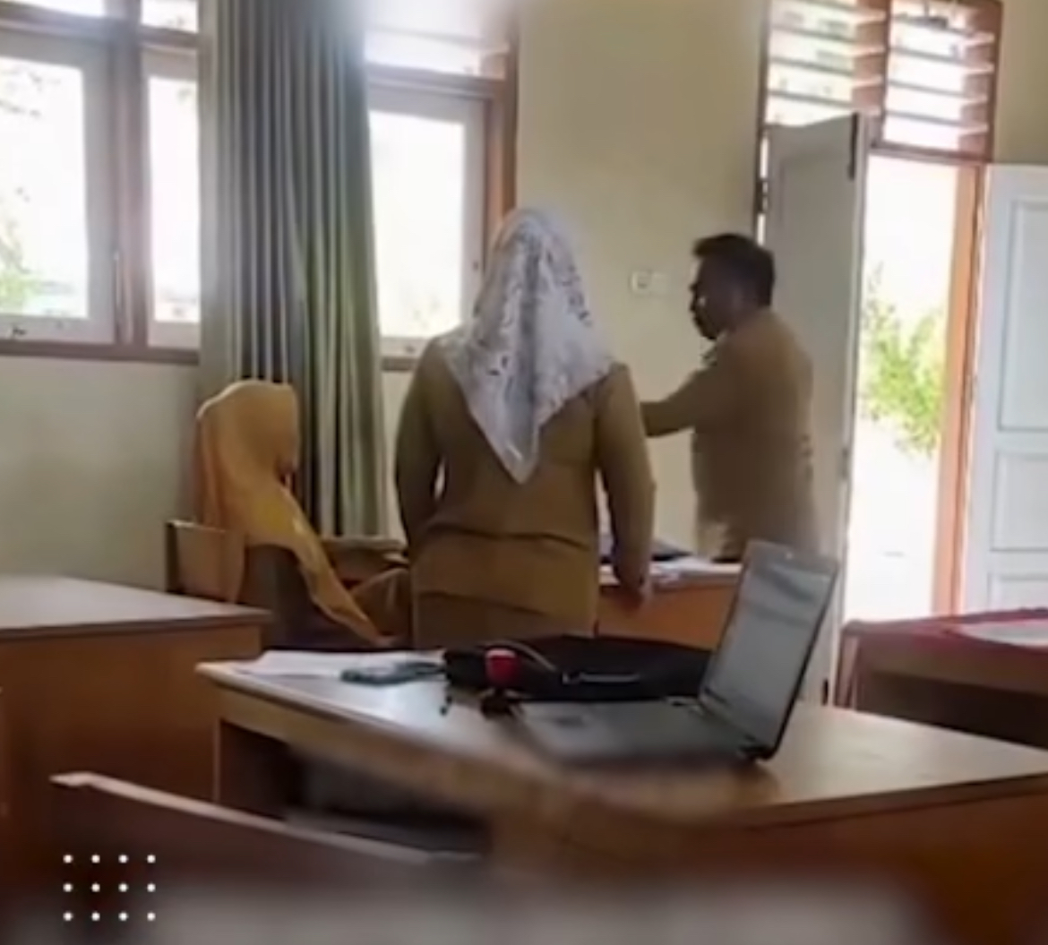 Screenshot video viral Oknum Guru di Bolmut Emosi dan Tinju Kaca Ruangan Kelas, Diduga&nbsp;Tak Terima Ditegur karena Jarang Hadir