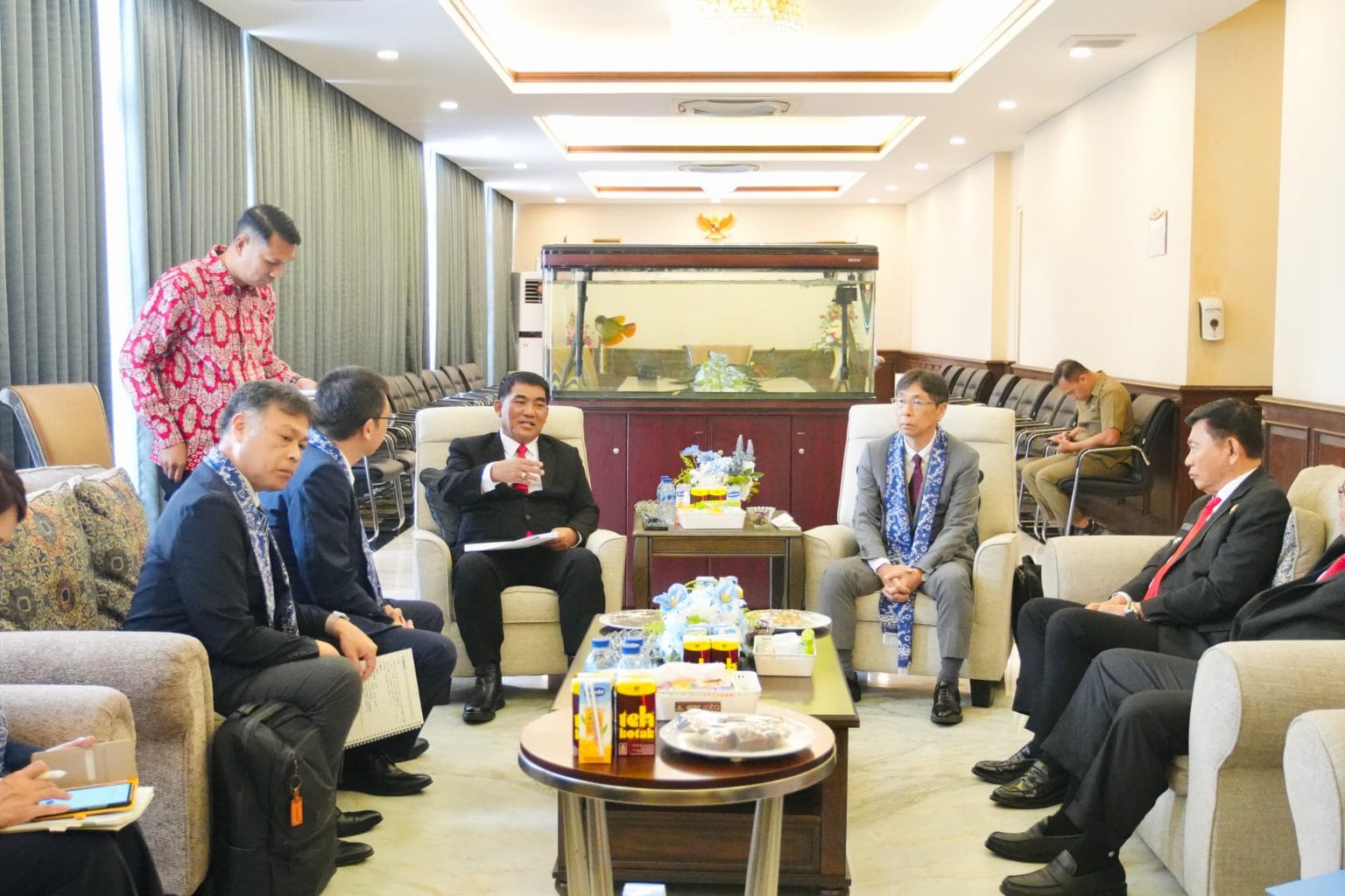 Gubernur Yulius Selvanus saat menyambut kunjungan Direktur Departemen Kebudayaan, Pariwisata dan Hubungan Internasional Mr Date Yoshihiro bersama jajaran di Wisma Negara Bumi Beringin Manado. (Ist)