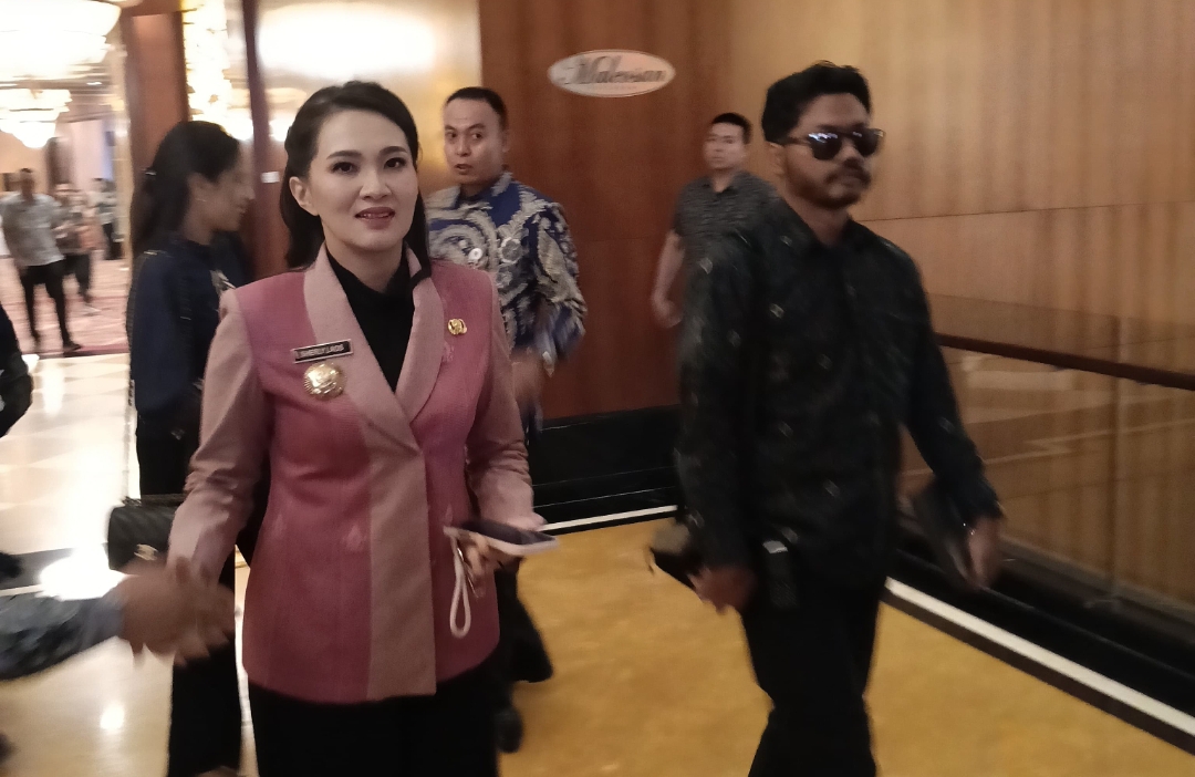 Gubernur Malut Sherly saat menghadiri legiatan di Swisbel Hotel Manado, Jumat siang ini