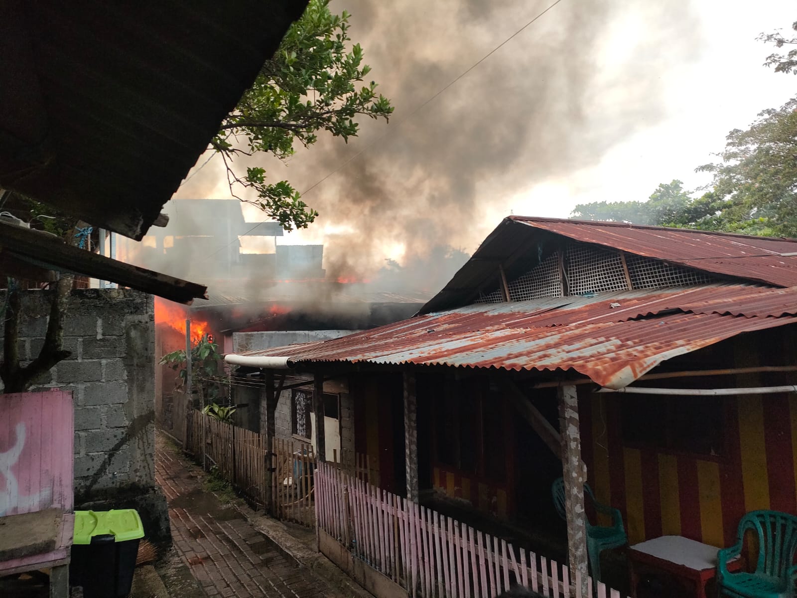 Rumah warga Kelurahan Girian Weru Satu terbakar Sabtu (19/7/2025), sekitar pukul 06.00 WITA.(Dok Istimewa)