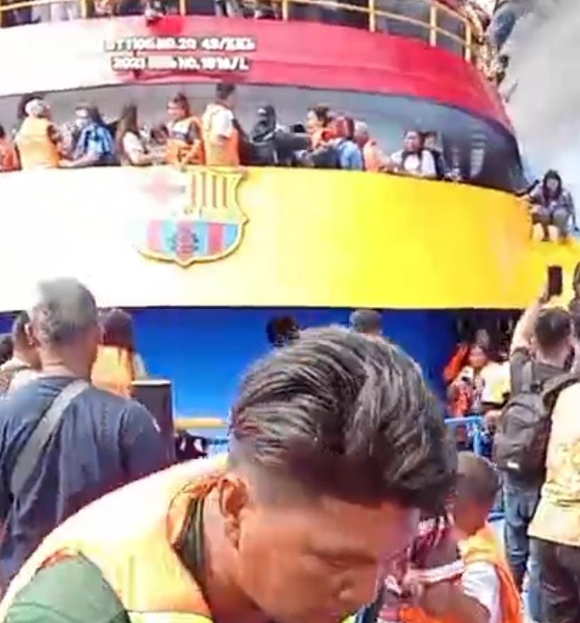 Kapal KM III Barcelona yang terbakar di Perairan Talise, Minut