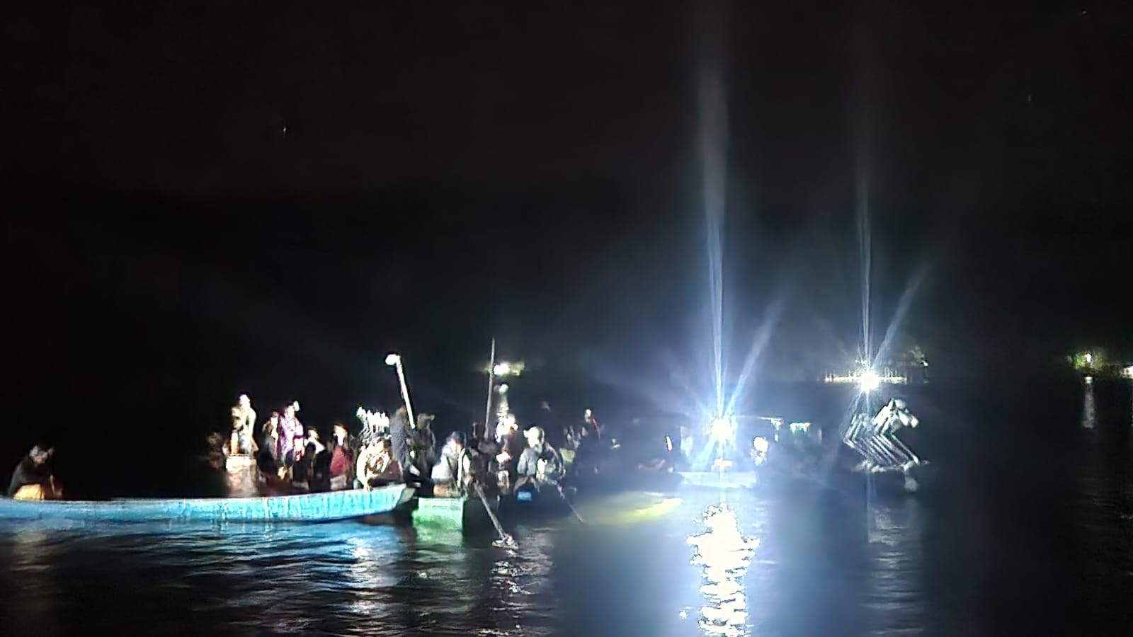 TELUSURI: Proses pencarian masih dilakukan menelusuri Danau Tondano, Senin (21/7/2025) malam ini.