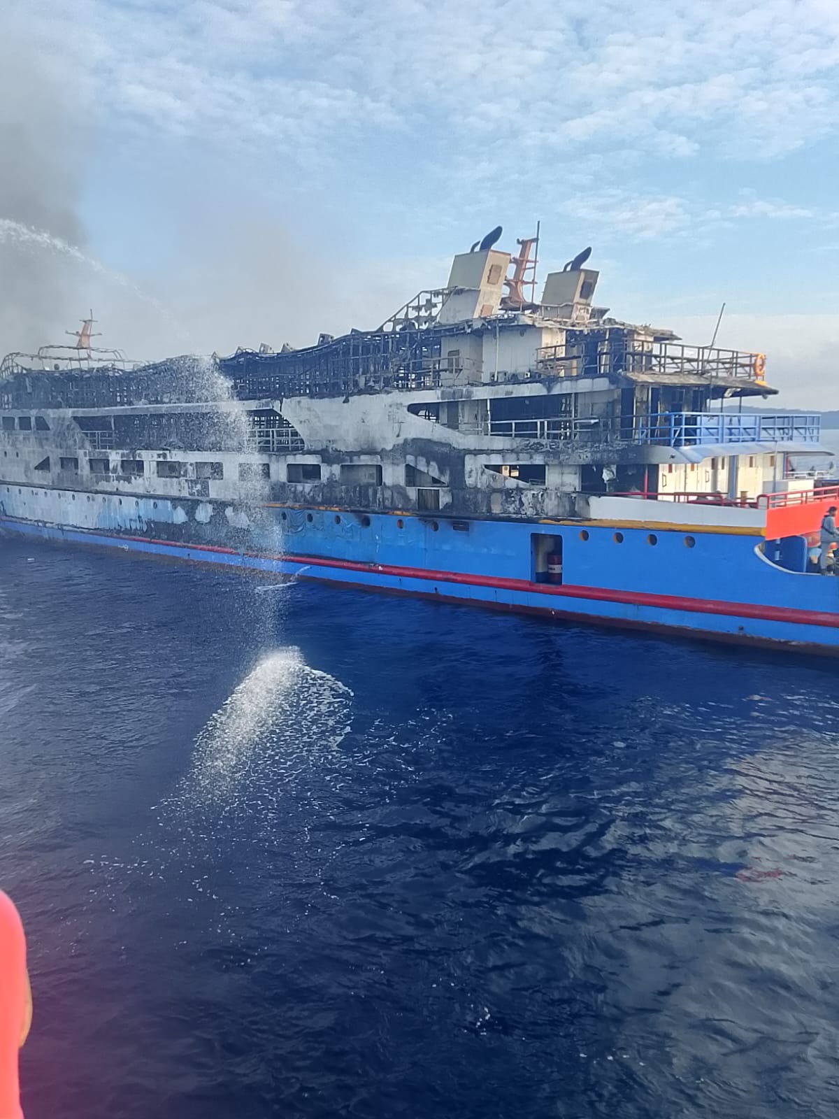 Proses pemadaman api di KM Barcelona VA, dilakukan oleh awak KM Cantika Lestari 9F