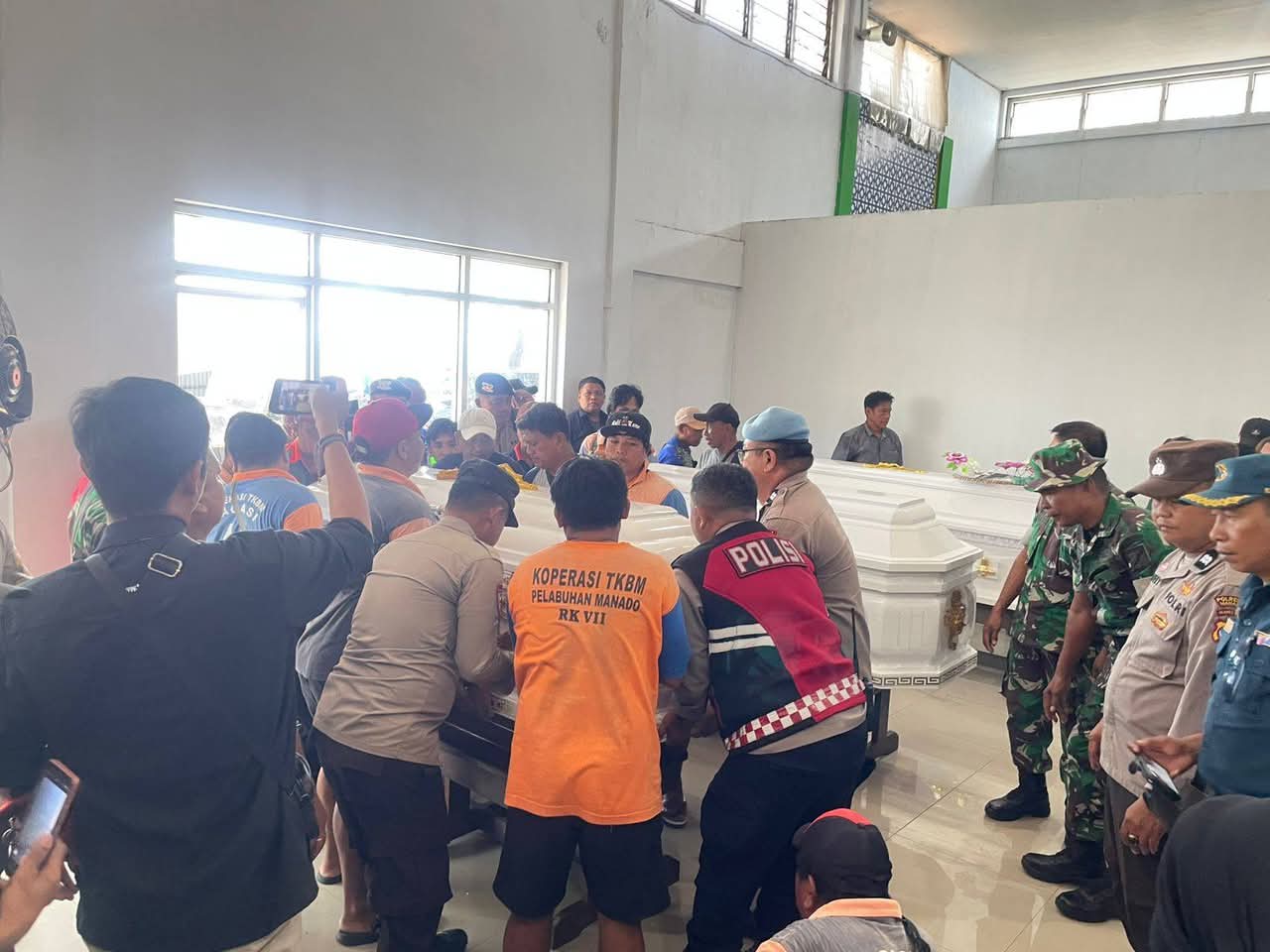 DUKA: Pemulangan tiga jenaza korban KM Bacelona VA ke Talaud tepatnya di pelabuhan Manado.