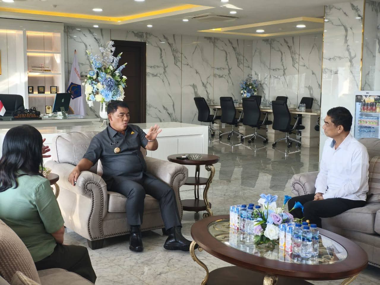 AUDIENSI: Bupati Kepulauan Talaud, Welly Titah, saat bertemu Gubernur Sulawesi Utara, Mayjen TNI (Purn) Yulius Selvanus, di Ruang Kerja Gubernur.
