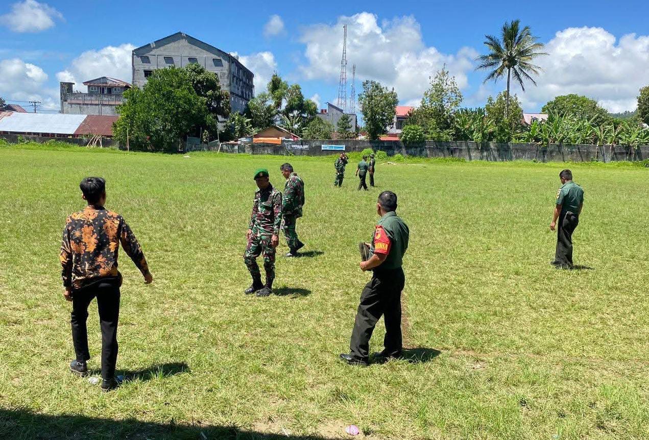 Sejumlah anggota TNI Angkatan Darat terlihat melakukan survei Lapangan Schwarz.