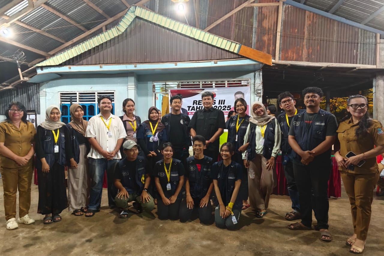 Mahasiswa UGM bersama salah satu anggota dewan Manado usai mengikuti kegiatan di Kelurahan Alung Banua.