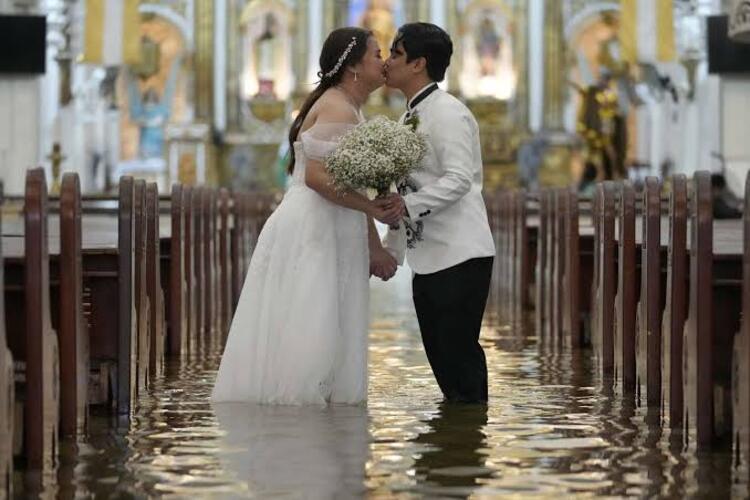 Pasangan di Filipina tetap melangsungkan pernikahan di gereja walaupun diterjang banjir