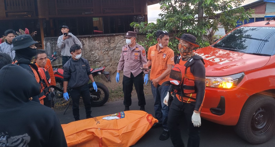 Korban tenggelam di danau Tondano, saat akan dievakuasi ke RS. Foto: Basarnas Manado