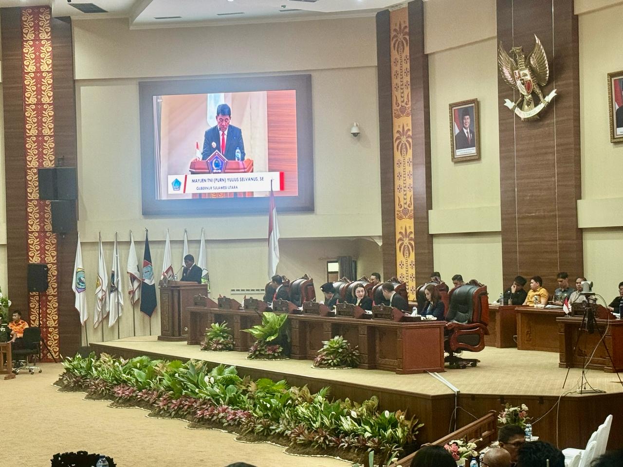 Gubernur Yulius Selvanus saat membawakan sambutan di paripurna pergantian antar waktu, Jumat (25/7).