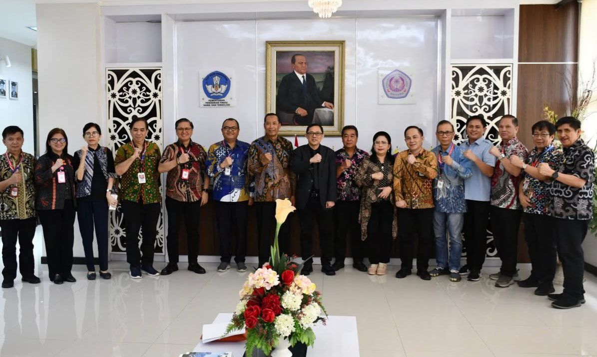 SINERGI: Wamendiktisaintek bersama Rektor Unsrat dan jajarannya, saat kunjungan belum lama ini.