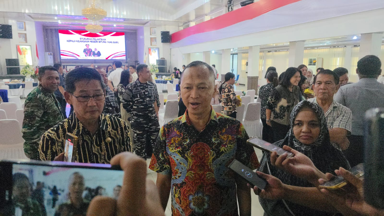 Kajari Bitung yang baru, Krisna Pramono saat diwawancarai sejumlah wartawan.(Dok Istimewa)