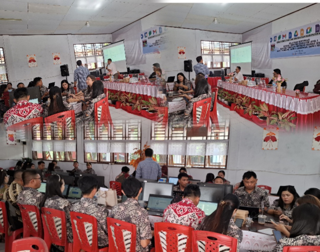 LATIH: Suasana pelatihan yang diberikan specialist education google kepada guru sekolah di Minahasa, Kamis (24/7/2025) di SMP 1 Tondano.