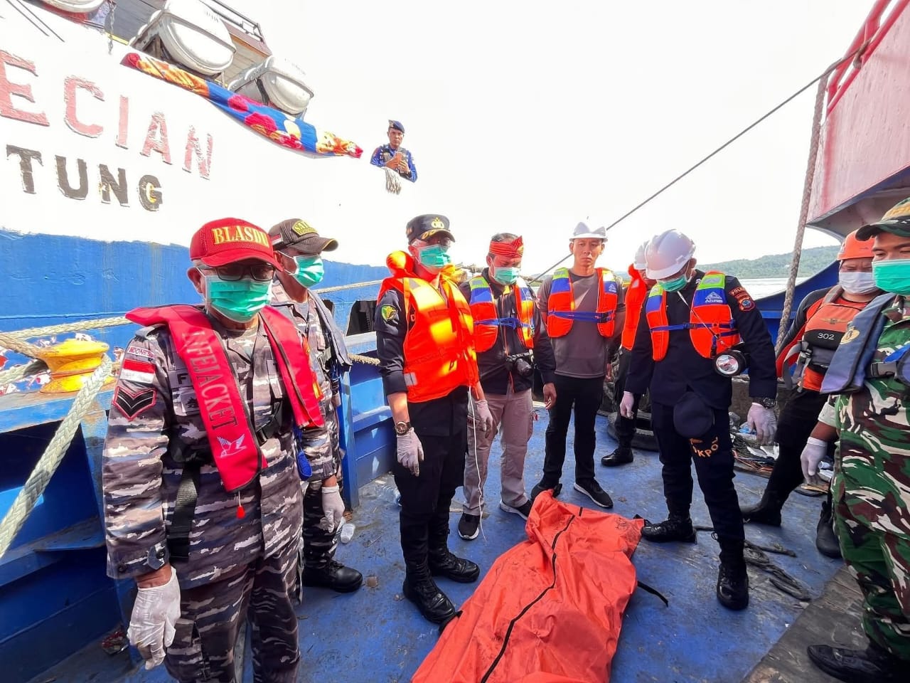 SUDAH DIPERIKSA: Basarnas Manado bersama TNI AL serta tim lainnya saat melakukan evakuasi jasad yang sudah terbakar di bangkai KMP Barcelona V.