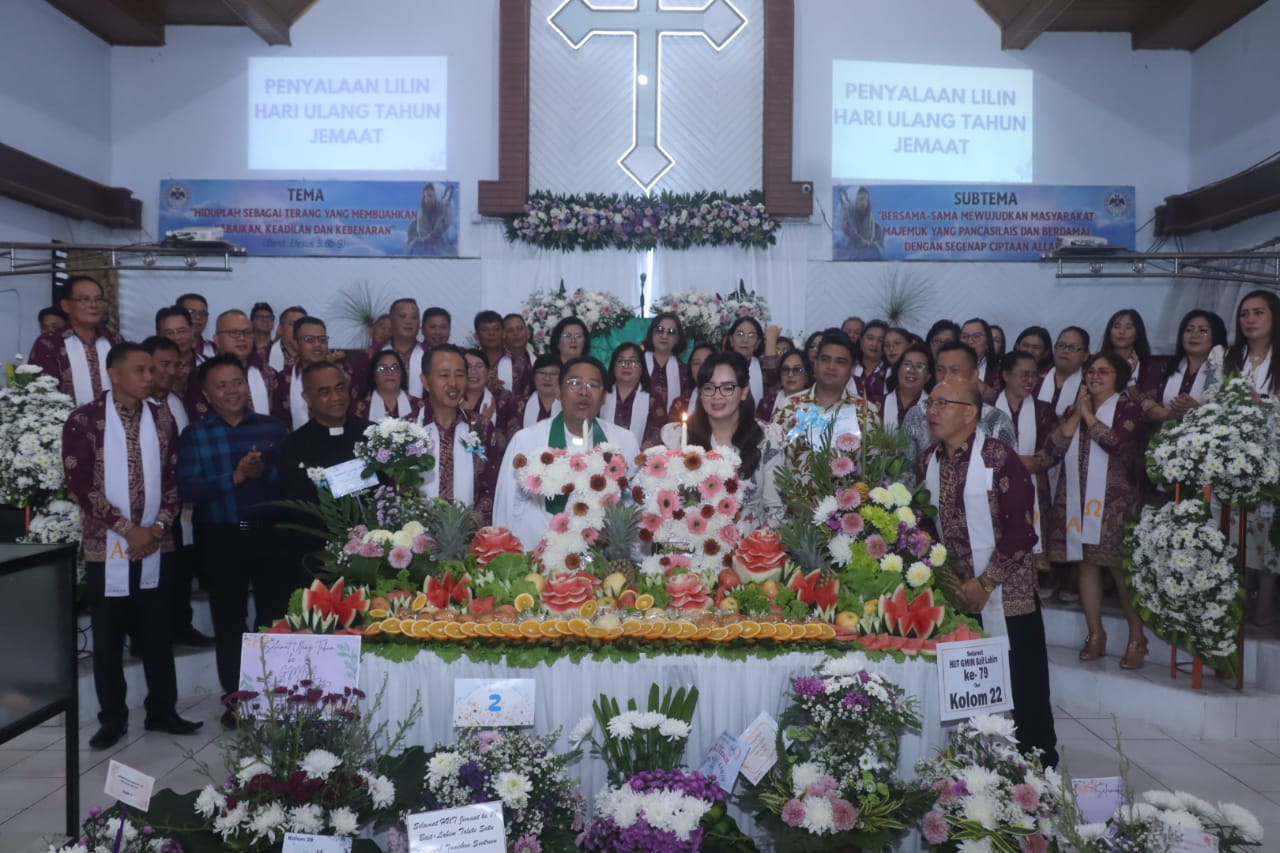 SYUKURAN: Jemaat GMIM Bait-Lahim Talete Satu, Wilayah Tomohon Sentrum, menggelar Ibadah Syukur dalam rangka Hari Ulang Tahun ke-79 pada Minggu (27/07/25).