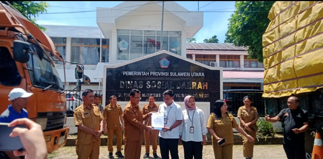 LUAR BIASA: Mewakili Gubernur, Plt Kadis Sosial Sulut Andra Mawuntu Meneriman Bantuan Buffer Stock Siaga Bencana Dari Kemensos RI.