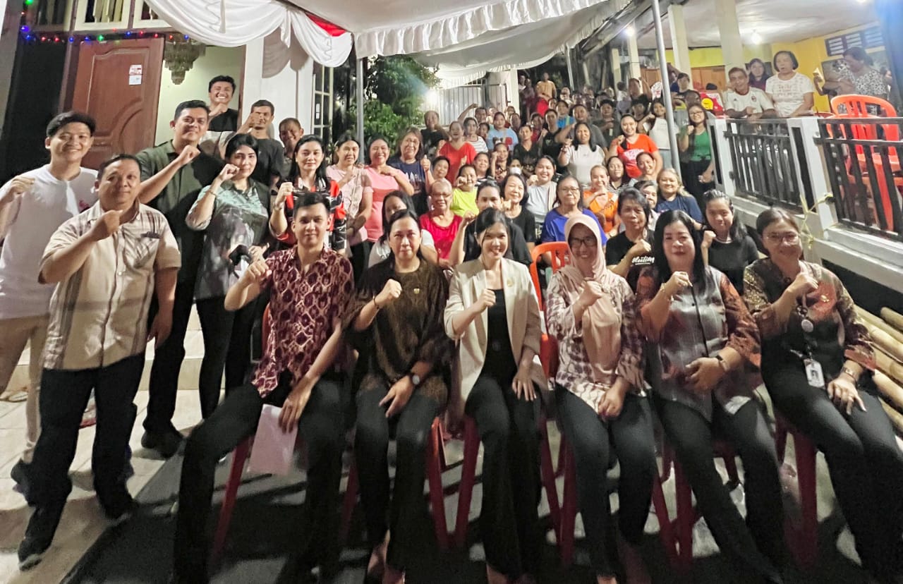 Anggota DPRD Manado Monica Tambajong bersama warga Teling Bawah saat menyerap aspirasi