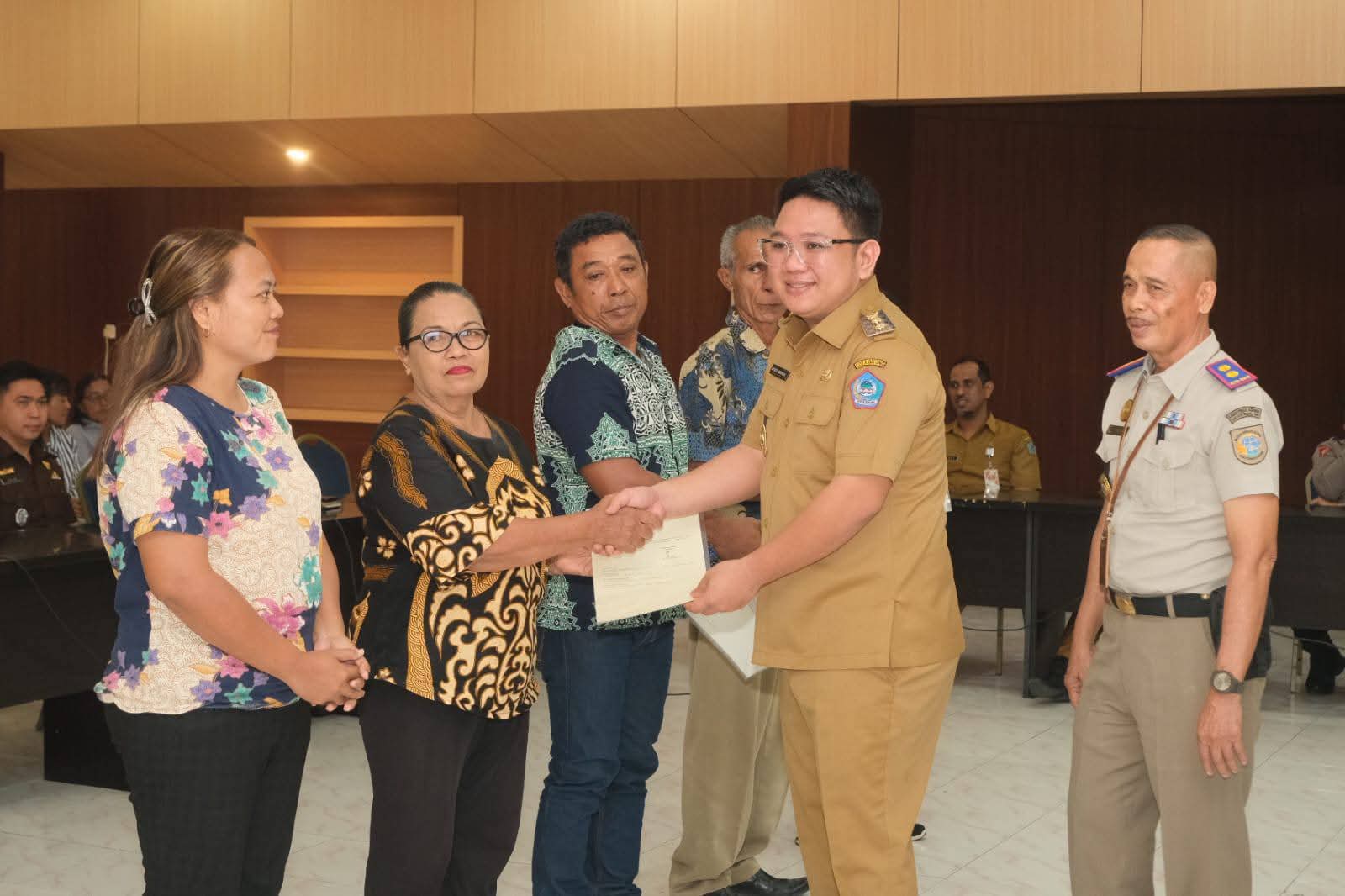 Wakil Wali Kota Bitung Randito Maringka menyerahkan 100 Sertifikat Redistribusi Tanah Tahun 2025.(Dok Istimewa)