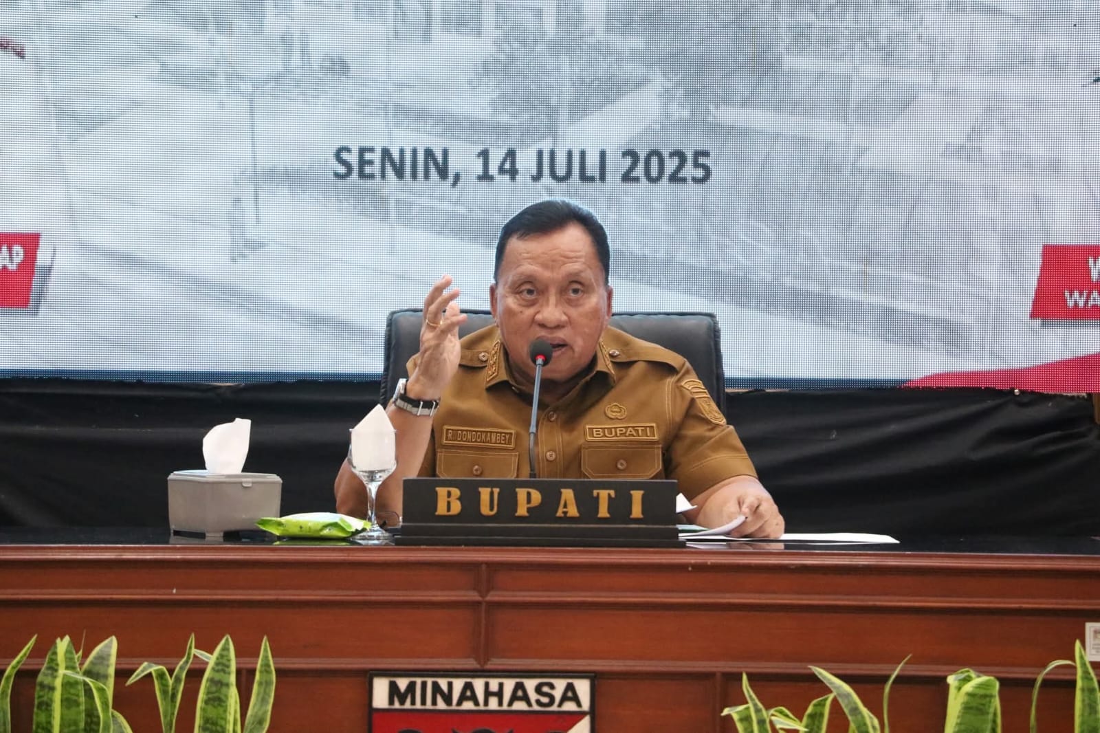 Bupati Minahasa Robby Dondokambey