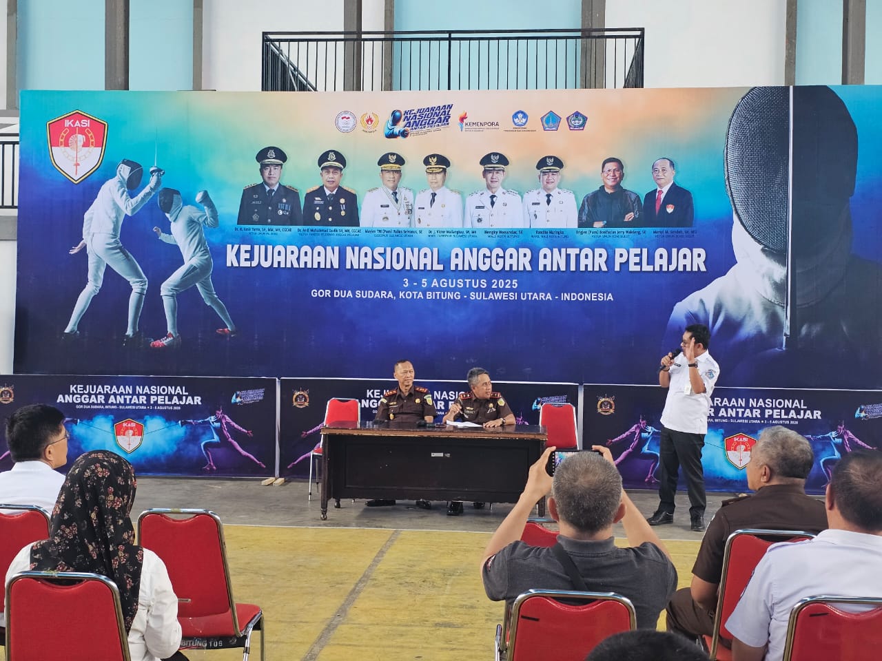 Ketua Panitia Kejurnas Anggar Antar Pelajar Tahun 2025, Dr Andi Muhamad Taufik saat memimpin rapat finalisasi di GOR Duasudara Bitung.(Dok Istimewa)