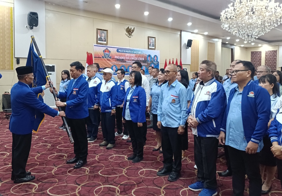 Ketua DPD HNSI Sulawesi Utara Victor Mailangkay saat menerima pataka dari Ketua Umum HNSI Laksamana TNI (Purn) Sumardjono, saat pelantikan tadi siang.