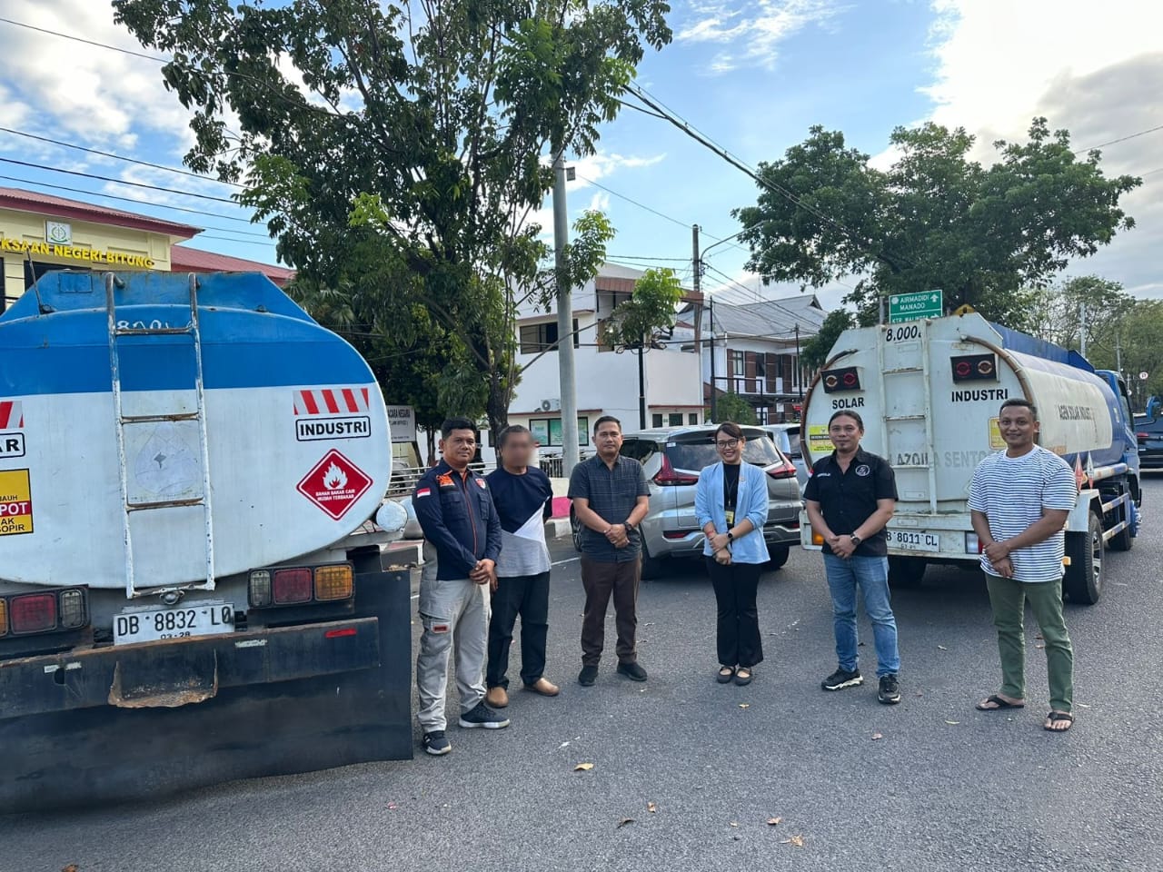 Tersangka dan barang bukti kasus dugaan penyalahgunaan BBM jenis solar subsidi diserahkan Polres ke Kejari Bitung.(Dok Istimewa)