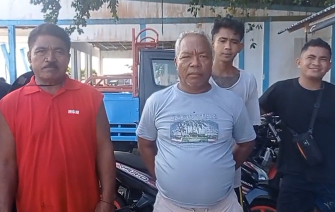 Buruh bagasi di Pelabuhan Melonguane, Talaud.