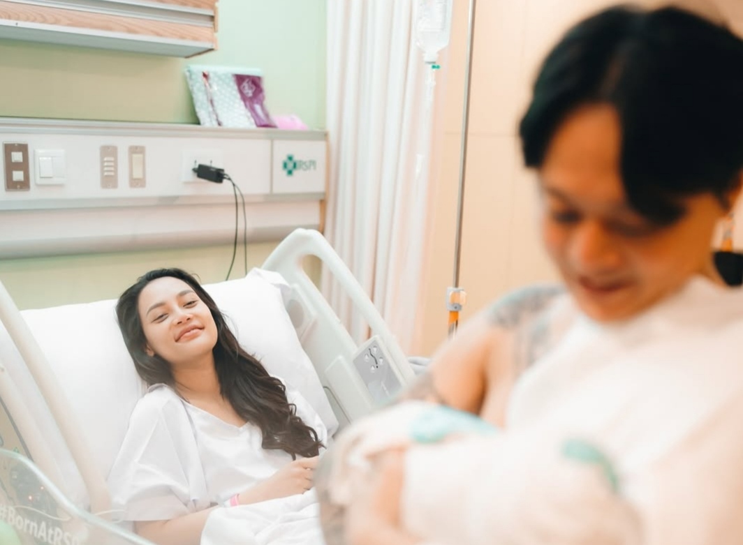 DJ Bravyson  Menemani Proses Lahiran Erika Carlina.