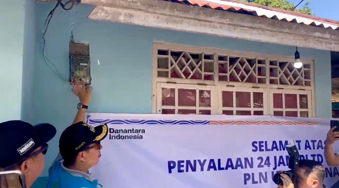 Momen penyalaan listrik salah satu rumah warga yang langsung dinyalakan oleh Bupati Kepulauan Sangihe, Michael Thungari, sebagai simbolis dan apresiasi kepada PLN