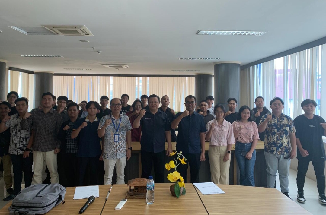 LPK Gambatte Febry Paendong, Direktur Manado Post Tommy Waworundeng, dan Ketua Tim Penempatan BP3MI Khairul Umam, S.ST.Pi  dengan calon pekerja migran ke Jepang usai sosialisasi